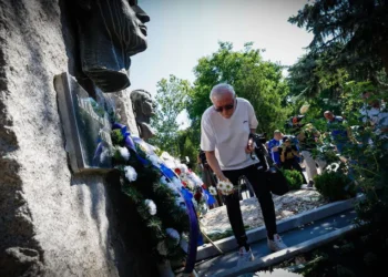 Левски поднесе венци на гроба на Гунди и Котето