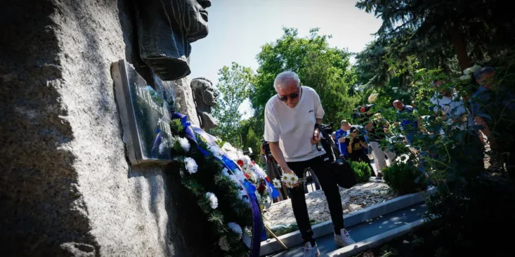 Левски поднесе венци на гроба на Гунди и Котето