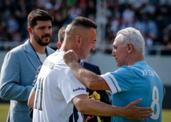 НОЩТА, В КОЯТО “АРМИЯТА” СИ СПОМНИ ДУШАТА! 10 000 РЕВЯЩИ ФЕНОВЕ СТАНАХА СВИДЕТЕЛИ НА ПОСЛЕДНИЯ, ЕМОЦИОНАЛЕН ТРИУМФ НА МАРТИН КАМБУРОВ – ПРОБЛЯСЪК ОТ ИЗГУБЕНА СЛАВА СРЕД ФУТБОЛНИЯ ХАОС!