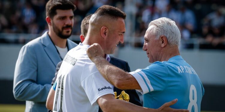 НОЩТА, В КОЯТО “АРМИЯТА” СИ СПОМНИ ДУШАТА! 10 000 РЕВЯЩИ ФЕНОВЕ СТАНАХА СВИДЕТЕЛИ НА ПОСЛЕДНИЯ, ЕМОЦИОНАЛЕН ТРИУМФ НА МАРТИН КАМБУРОВ – ПРОБЛЯСЪК ОТ ИЗГУБЕНА СЛАВА СРЕД ФУТБОЛНИЯ ХАОС!