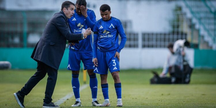 Шокиращо разкритие: Треньорът на “Левски” плати 500 евро и се извини на двама защитници след скандал със залози срещу собствения си отбор в пет мача – огромен удар по доверието и интегритета във футбола!