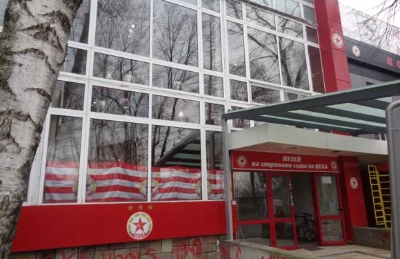 Наследството на “червената армия” живее: Революционен трибют на ЦСКА към неговия треньорски пантеон.