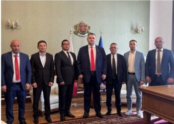 Родопските кметове застават зад Пеевски: „Това е волята на хората“  Въпреки международните санкции, влиянието на Пеевски нараства, след като кметовете на Рудозем и Девин се присъединяват към „ДПС – Новото начало“