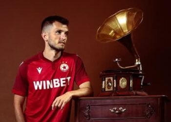 Героят на ЦСКА се завърна: Звезда плати входните такси за ликуващите фенове след победоносното завръщане у дома!