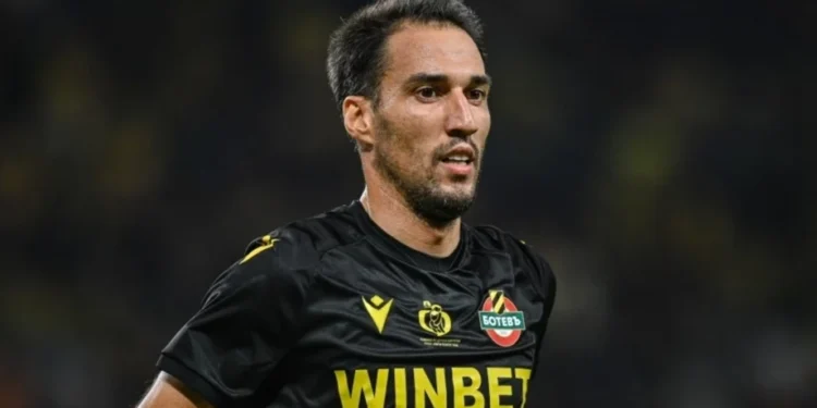 Ивелин Попов подновява договора си с Ботев и го удължава с още 6 години в свой личен интерес.