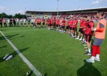 Lokomotiv Sofia е на прага на осигуряване на ново допълнение към тяхната защита, като докладите предполагат, че се очаква аржентински център да пристигне в следващите дни пълни подробности