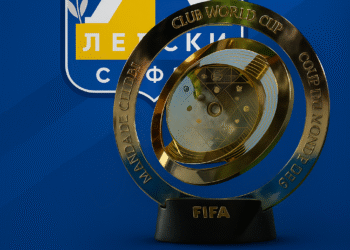 Емблематичните цветове на ЛЕВСКИ (София) гордо ще блестят на световната сцена на Световното клубно първенство, след забележителното второ място този сезон. Истинско доказателство за наследството и решителността на клуба.