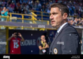 “Безпрецедентно състрадание: Треньорът на Левски София дарява заплатата си за сърдечна трансплантация на фен, след като видя негов образ”