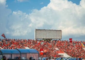 “Когато синьо срещна червено в хармония: Стандартни аплодисменти за главата на ЦСКА на ‘Томаш'”