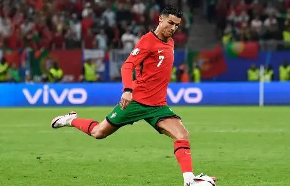 Левски в тайна сделка със суперзвездата Кристиано Роналдо, която ще шокира всички. Прочетете повече.