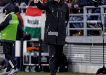 Левски: Новият треньор е против новата политика. Прочетете повече.