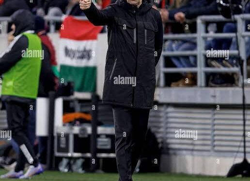 Левски: Новият треньор е против новата политика. Прочетете повече.