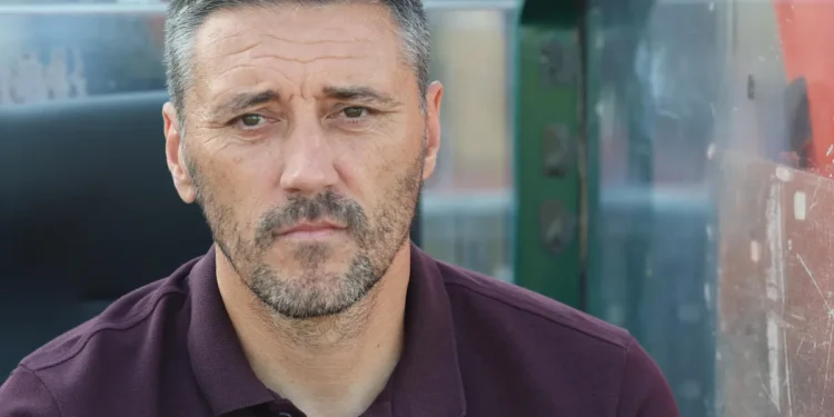 Треньорът на ЦСКА Тайно Пътува у Дома: Планира Бягство или Гениален Ход?