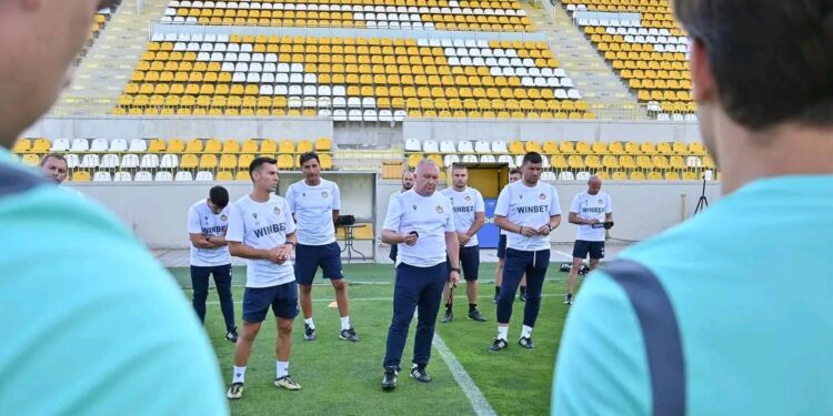 Новият старши треньор на Ботев Пловдив Николай Киров постави пет строги правила на играчите си, ако искат да останат в отбора