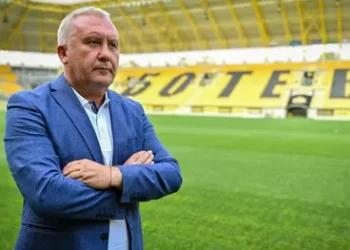 НЕОЧАКВАН ОБРАТ! ЛЕВСКИ СОФИЯ ПОСРЕЩА НОВ ТРЕНЬОР СРЕД ШЕПОТИ ЗА ВЛАСТОВИ БОРБИ