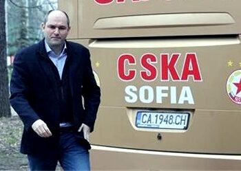 Изпълнителният директор на ЦСКА София Александър Тодоров подкрепя новата стратегия на мениджъра за масов футбол.