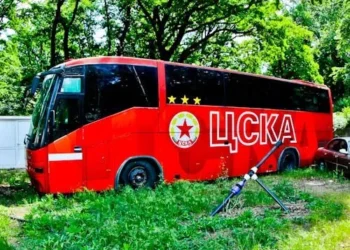 Обратно към корените, но със стил! Треньорът на ЦСКА тръгва на път с нова стратегия за масов футбол и лъскава кола!