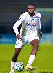 Той Се Завръща! Блудният Син на Левски се Прибира У Дома, Обещавайки да Пренапише Своята История и да Донесе Слава!