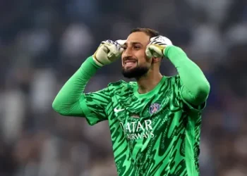 Бивш треньор на ЦСКА критикува представянето на отбора, докато вратарят показва нарастващо напрежение