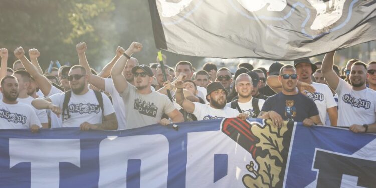 Фенове на Левски с шествие преди мача срещу АЗ Алкмаар