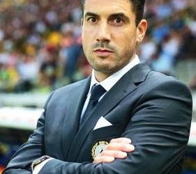 Левски София обмисля смяна на треньора след отпадането от Лига Европа