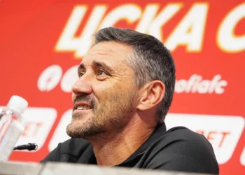 Емоционален апел от Керкез: “Моля, моля, дайте ми време!” ​”Моля ви, дайте ми малко време да се адаптирам. Вярвам, че мога да се справя по-добре”, заяви треньорът на ЦСКА Душан Керкез след тежкото поражение… Повече подробности по-долу! 👇