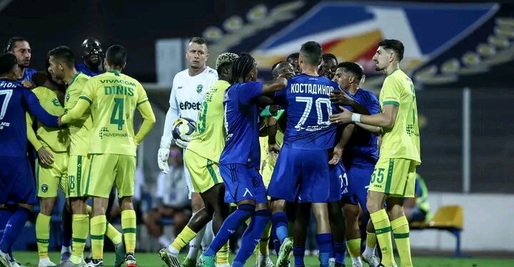 Защо съдията отмени дузпата за Левски срещу Лудогорец и не показа червен картон на Видал – ето каква е комуникацията с ВАР