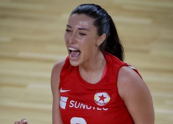 Александра Костадинова впечатлява феновете с енергията и таланта си на корта