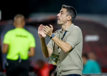 Сензационно! Треньорът на „Левски“ се извинява за скандалните си заплахи към новия треньор на ЦСКА и шокира футболния свят!