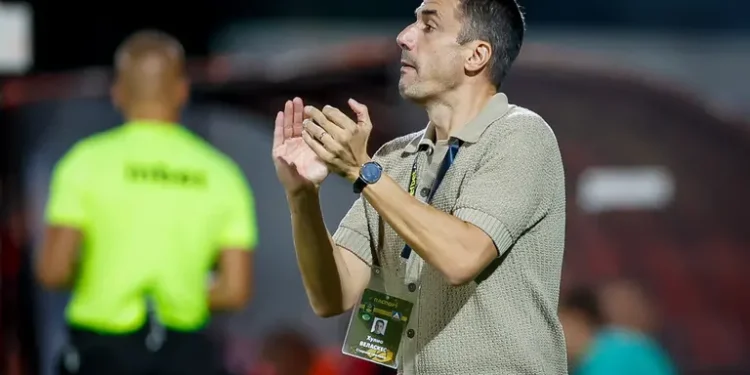 Сензационно! Треньорът на „Левски“ се извинява за скандалните си заплахи към новия треньор на ЦСКА и шокира футболния свят!