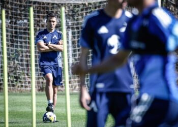 ИСТИНСКИ ШОК! ТРЕНЬОРЪТ НА „ЛЕВСКИ“ СЕ СТРОПОЛИРА С БОМБАСТИЧНА НОВИНА: ТРИМА СЪВСЕМ МЛАДИ ЮНОШИ ДИРЕКТНО ВЛИЗАТ В МЪЖКИЯ ОТБОР ОЩЕ ПРЕДИ СЛЕДВАЩИЯ МАЧ!