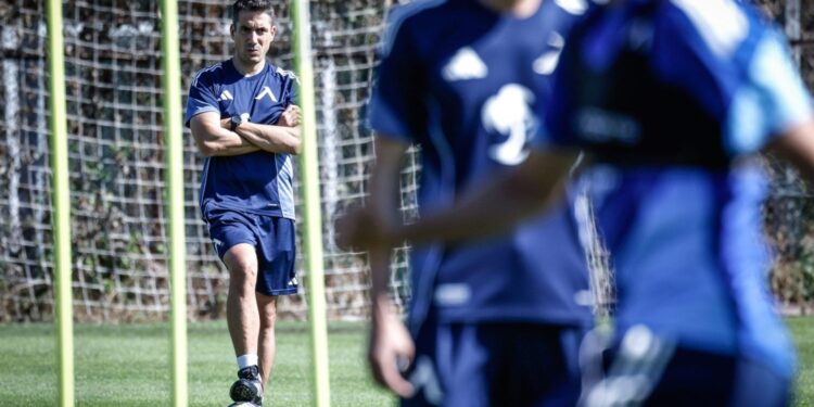 ИСТИНСКИ ШОК! ТРЕНЬОРЪТ НА „ЛЕВСКИ“ СЕ СТРОПОЛИРА С БОМБАСТИЧНА НОВИНА: ТРИМА СЪВСЕМ МЛАДИ ЮНОШИ ДИРЕКТНО ВЛИЗАТ В МЪЖКИЯ ОТБОР ОЩЕ ПРЕДИ СЛЕДВАЩИЯ МАЧ!