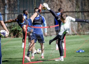 Разраства се скандалът! Треньорът на Левски заплашва да съди треньора на ЦСКА, разтърсвайки българския футбол до основи.