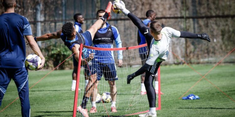 Разраства се скандалът! Треньорът на Левски заплашва да съди треньора на ЦСКА, разтърсвайки българския футбол до основи.