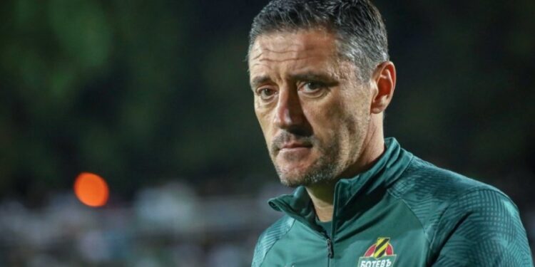 ЦСКА може да започне с 8 нови футболисти срещу Септември. Докато Душан Керkez премахва задължителния списък и номер 7 процент бенгер