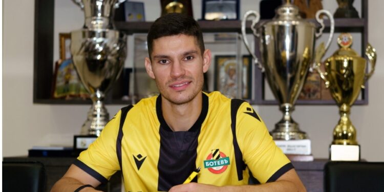 Звездата на Ботев Пловдив Константинос Балоянис прави всичко възможно, за да премине в ЦСКА София като свободен агент, след като трансферът му беше блокиран това лято