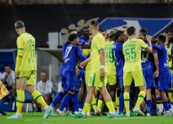 Огромна изненада: Треньорът на Левски изгони звездите, за да даде властта на академията, разпалвайки вътрешен скандал в клуба!