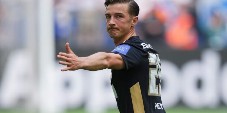 Националният нападател Лукаш Петков прие 3-годишен договор с Левски София, тъй като е развълнуван да играе в Първа лига