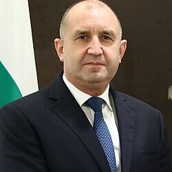  Българският президент Румен Георгиев Радев ще присъства на следващия домакински мач на ЦСКА София на живо