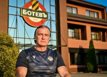 СКАНДАЛНО ИЗКАЗВАНЕ! Треньорът на “Ботев”: “АНОРМАЛНО Е директорът на школата да не пуска наши момчета да играят!” Още подробности по-долу 👇