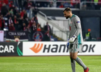 Какво ще бъде бъдещето на легендарния чужденец? Дали ще си тръгне още тази зима, или ще доиграе достойно последните си месеци в “червено” с…