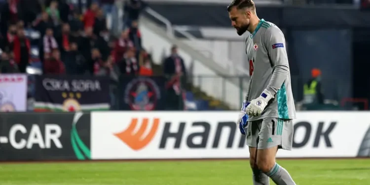 Какво ще бъде бъдещето на легендарния чужденец? Дали ще си тръгне още тази зима, или ще доиграе достойно последните си месеци в “червено” с…