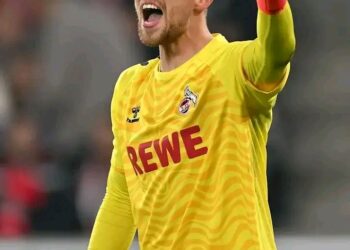 BUNDESLIGA-SENSATION! Ein echter Knall: Kölns Stammtorhüter Marvin Schwäbe überrascht die gesamte Fußballwelt! Trotz eines gigantischen Angebots von Bayer Leverkusen bleibt er standhaft – die klare Botschaft: Treue statt Millionen! Mit seiner Vertragsverlängerung bis 2030 beim 1. FC Köln setzt der Keeper ein starkes Zeichen, schreibt Vereinsgeschichte und löst eine Welle der Freude unter den Fans aus. Die Konkurrenz reibt sich ungläubig die Augen, denn in einer Zeit, in der viele Spieler den schnellen Erfolg oder die große Geldsumme suchen, hat Schwäbe gezeigt, dass es auch anders geht……