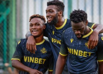 Елвис подчертава значението на екипната работа при справянето с проблеми на играчите