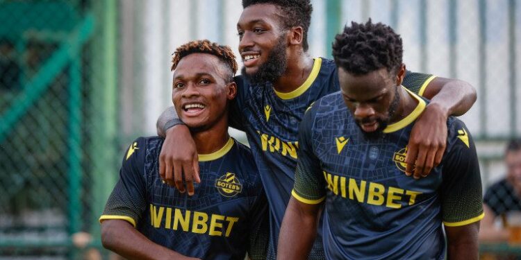 Елвис подчертава значението на екипната работа при справянето с проблеми на играчите