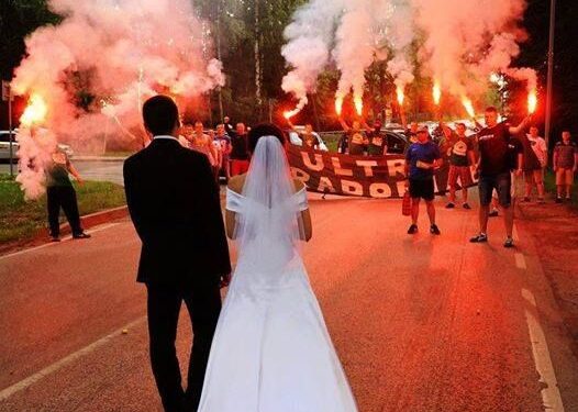 „Изявен играч на ЦСКА София осъществи плановете си, като се ожени за дъщерята на треньора.“