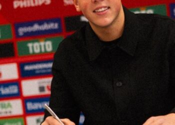 заглавие:  Левски София се конкурира с Динамо Киев за младия нидерландски талант Робин ван Дювен