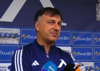 Христо Арангелов е сериозно разглеждан от Левски София за заместник на Хулио Веласкес, обсъжданията продължават