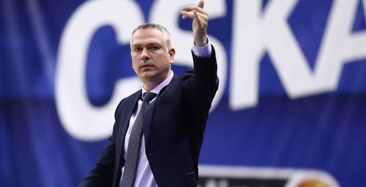 Скандал избухна в София: Треньорът на Левски прекрачи границата — обвинен в нарушаване на българските закони!