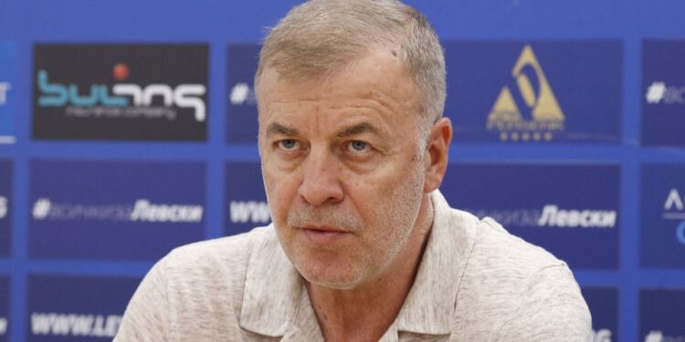 ЕКСКЛУЗИВНО: Наско Сираков спира изненадващ трансфер в Левски София въпреки интереса на Хулио Веласкес.